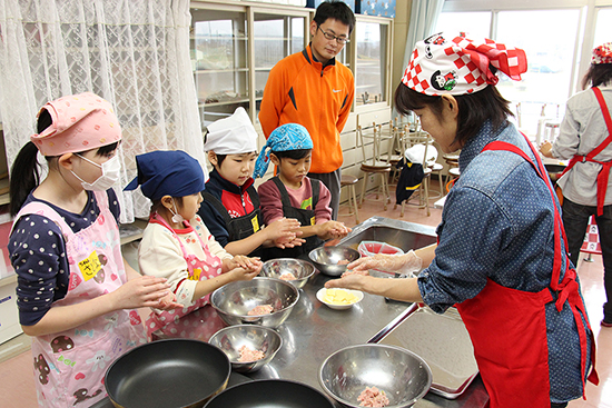 女性部大津小学校で料理教室