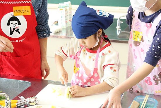 女性部大津小学校で料理教室