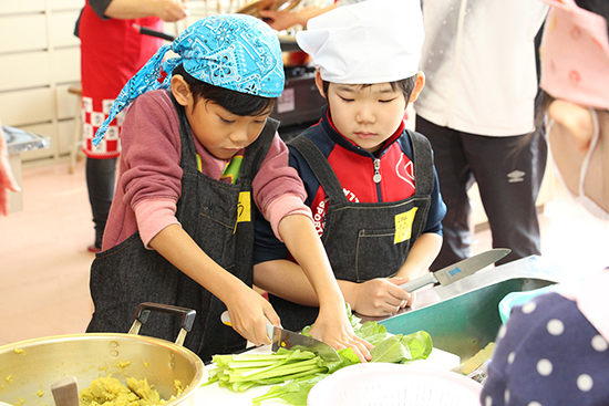 女性部大津小学校で料理教室